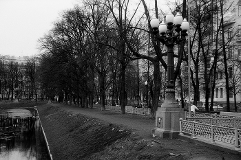 На Патриарших прудах / На Патриарших прудах в Москве. ​Апрель 2012. SIGMA SA-7; SIGMA ZOOM 28-135mm 1:3.8-5.6 MACRO; LUCKY SHD 100; FOTOпроект.
