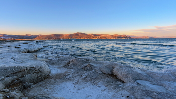 Зимний пляж / Как-то раньше уже выставлял снимки этого же пляжа, и с противоположной стороны бухты, и неподалеку от устья р.Рудной. Вот таким увидели мы пляж 08.02 после снегопада. Лютый ветер, холод... Этого же дня и предыдущих два снимка.