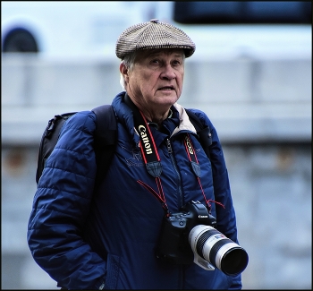 ..... Снимать иль не снимать , вот в чем вопрос ! ..... / уличный портрет мужчины