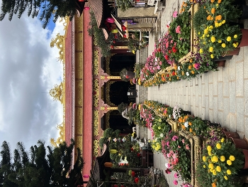 В буддийском храме / ***