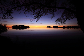 догорает закат / острова Минского моря на закате. штиль