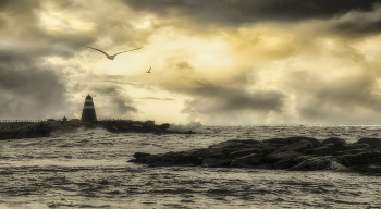 Маяк. / Средиземное море.