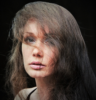 "Быть женщиной - что это значит?..." / "Быть женщиной - что это значит?
 Какою тайною владеть?
 Вот женщина. Но ты незрячий.
 Тебе ее не разглядеть.
 Ни в чем не виноват, незряч!
 А женщина себя назначит,
 Как хворому лекарство - врач ..."
 Р.Казакова