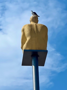 &nbsp; / One of seven statues of kneeling men representing the seven continents known as Conversation in Nice, France