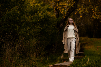 Аделина спускается к пруду / модель Аделина Козинова