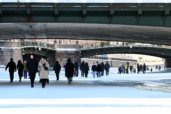 Прогулки по льду / Питер под мостом, река Мойка
