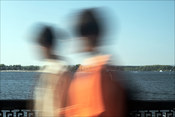 пейзаж с пешеходом, пешеходкой и фрагментом поллитровки волжанки б/г / :