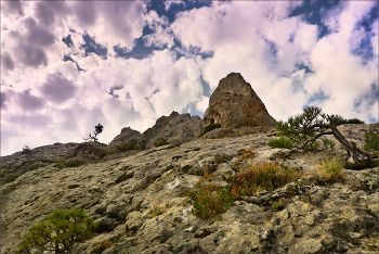 Чертов палец... / Красивый поход на Сокол мог закончиться и трагично... Где-то в этом месте я покатился со скалы, помогли остановить "покатушки" разбитые руки и ноги и ... большой рюкзак с двумя фотоаппаратами и четырьмя объективами..