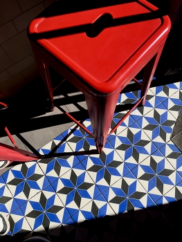 Почти красный треугольник / ***