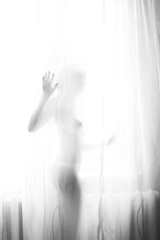 девушка у окна / случайно увидела девушку у окна и сфотографировала