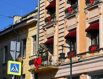 Переход на красный бантик / Переход на красный бантик по сигналу водосточной трубы и не только. Москва нынче вся в красных бантиках.