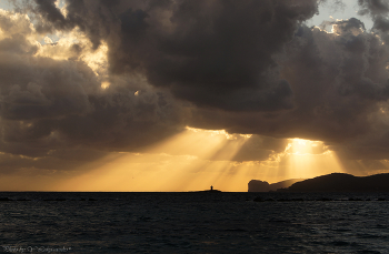 Летний вечер а Альгеро. / Италия, Сардиния, Альгеро, Вид на мыс Капо Качча (Capo Cacca)
Закаты в Альгеро, это как театр, каждый вечер новая пьеса...