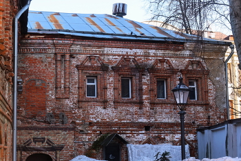 Остатки старины и зимы / Москва нынче в красных бантиках. А там, где их нет, можно увидеть... :)