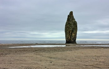 Кекур / Пред нами одна из достопримечательностей острова Кунашир — скала Чёртов палец. Чёртов палец находится к северу от Южно-Курильска примерно в 4 км от центральной части. В регионах Сибири и Дальнего Востока для таких скал чаще всего используется название ке́кур.
Ке́кур — столбовидная или конусообразная скала естественного происхождения, обычно в реках, морях или на их берегах.