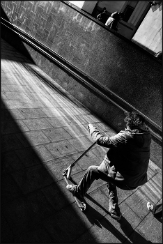 ... В потоке солнечного света .... / уличный сюжет