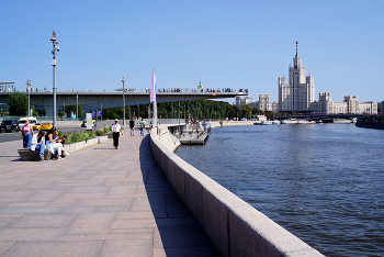 Москворецкая набережная / Москворецкая набережная Москва-реки. Парящий мост. Август 2024.