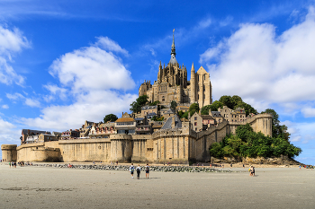 Прогулки по дну во время отлива / Франция, Аббатство Мон-Сен-Мишель