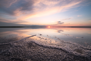 "Закат на соленом озере" / Мелководные озера Калмыкии, высыхая, формируют отложения соли с интересными рисунками и фактурами