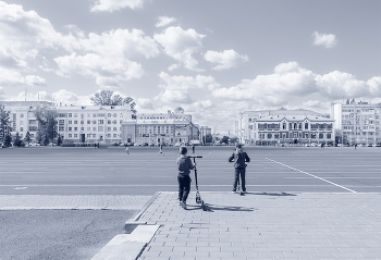 Полдень в городе / Площадь Куйбышева в Самаре - самая крупная площадь в Европе.
https://ru.wikipedia.org/wiki/Площадь_Куйбышева_(Самара)