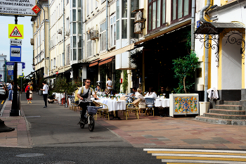 На Большой Никитской / На Большой Никитской улице в Москве. Сентябрь 2024.
