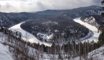 Поворот реки / С горы видно, как река делает крутую петлю, огибая лесистую гору и скальный массив