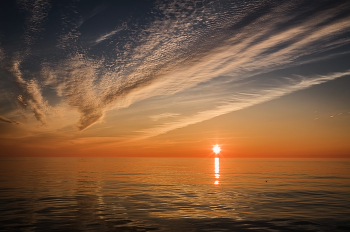 над горизонтом / Летний закат в Охотском море. Район южной Камчатки.