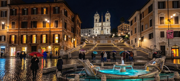 Площадь Испании в Риме / Это одно из самых знаковых мест итальянской столицы. На снимке хорошо видны:

Испанская лестница (Scalinata di Trinità dei Monti) — знаменитая барочная лестница из 135 ступеней.

Фонтан «Баркачча» (Fontana della Barcaccia) на переднем плане