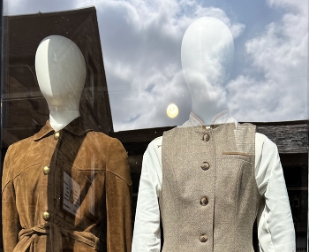 &nbsp; / Mannequins in a shop window