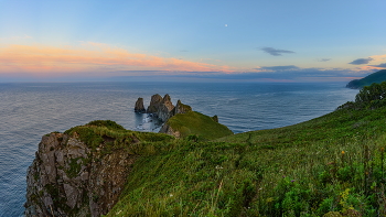 Мыс Четырех скал / Панорама. В бухточке у правого края кекур Молящаяся Королева, которую видно на предыдущем фото