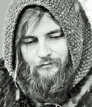 "Как мало нужно для смиренья: всего лишь горсточку ума..." / ***