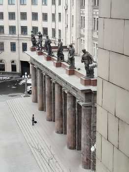 Маленький человек и монументы / Маленький человек и монументы (автор Сергей Алюков).

The Little Man and the Monuments (by Sergey Aliukov).