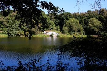 Верхний Кузьминский пруд / Верхний Кузьминский пруд в Кузьминском парке в Москве. Сентябрь 2024.