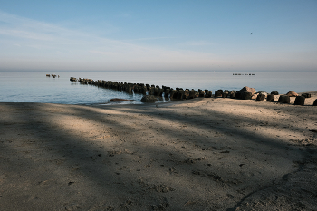 Март. Балтийские волнорезы / Г. Пионерский, берег Балтийского моря, март 2026