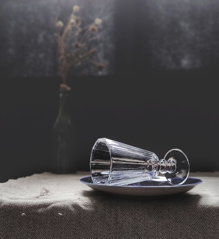 Тишина / Натюрморт цветами и рюмкой