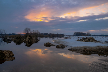Вода прибывает. / Разлив на Оке.