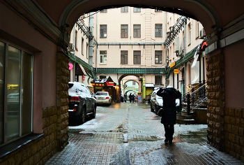 "Проходные дворы друг на друга похожи ..." / "Проходные дворы друг на друга похожи,
 Их проходят насквозь. Нет, вернее всего,
 Их проходят навылет десятки и сотни прохожих,
 Что спешат по своим неотложным делам.
 И хотят, о наивные, выиграть время,
 Будто время, как вещи, лежит по углам
 И пылится на полках, забытое всеми ..."
 Ю.Фрумкин-Рыбаков