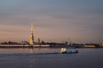 Мартовские прогулки по Неве. / Традиционно судоходство в Санкт-Петербурге по Большой и Малой Неве начинается с 10 апреля. В этом 2026 году прогулочные суда открыли навигацию в конце марта.