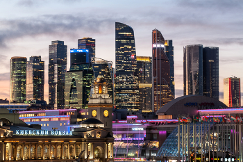 Современная архитектура Моссквы / Вид с Ростовской набережной на Киевский вокзал и район Москва-Сити