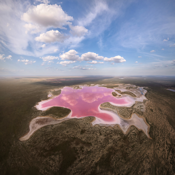 "Озеро Меклетинское" / Общий вид на озеро Меклетинское. Это мелководное и очень соленое озеро в полупустынях центральной части Калмыкии.