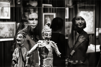 С Арлекинами... / ... на выставке картин.