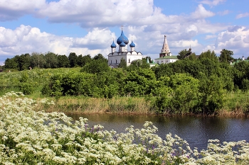 Всемирное наследие / Собор Рождества Пресвятой Богородицы — главный храм средневекового Суздаля, построенный из белого камня в начале XIII века. Верхняя часть перестроена из кирпича в 1528–1530 годах. 
С 1992 года Рождественский собор входит в список объектов Всемирного наследия ЮНЕСКО под названием «Белокаменные памятники Владимира и Суздаля».
