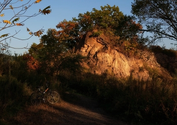 пейзаж с велосипедом / Осенний вечер, Приморье. За этой скалой течёт горная река Сучан (Партизанская).