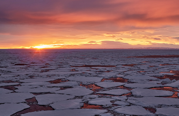 Алый рассвет в Охотском море / Апрельский рассвет. Восход на севере Охотского моря. Исходный снимок обработан заново.