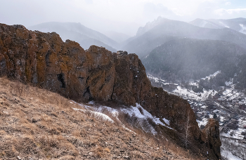 Красный гребень / Скалы на торгашинском хребте имеют свои названия.Эта скала Красный Гребень получила такое название из-за покрывающего её бордового и рыжего лишайника. Со скалы видно Такмак.