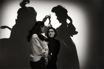 Маски... / ... на выставке картин.