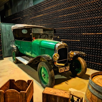 &nbsp; / Subirats - Llopart escumosos (cotxe antic) - Alt Penedès