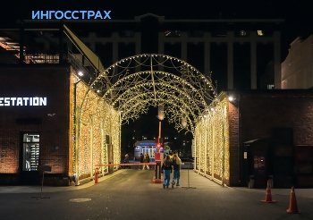 У входа в фудкорт Депо / Москва, ул.Лесная