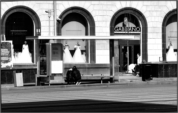 .... Поклонение невестам .... / уличный сюжет