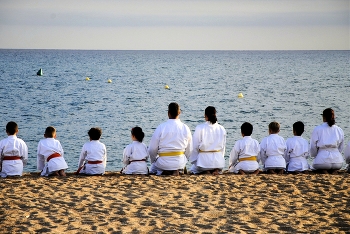 Медитация на закате. / На берегу моря