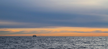 к рассвету.. / На рыбалке в Беринговом море. Осень.